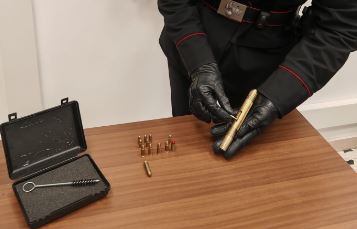 Pistola e munizioni in casa, arrestato