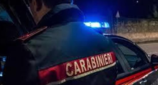 Sorpresi a bruciare rifiuti in un terreno, tre arresti