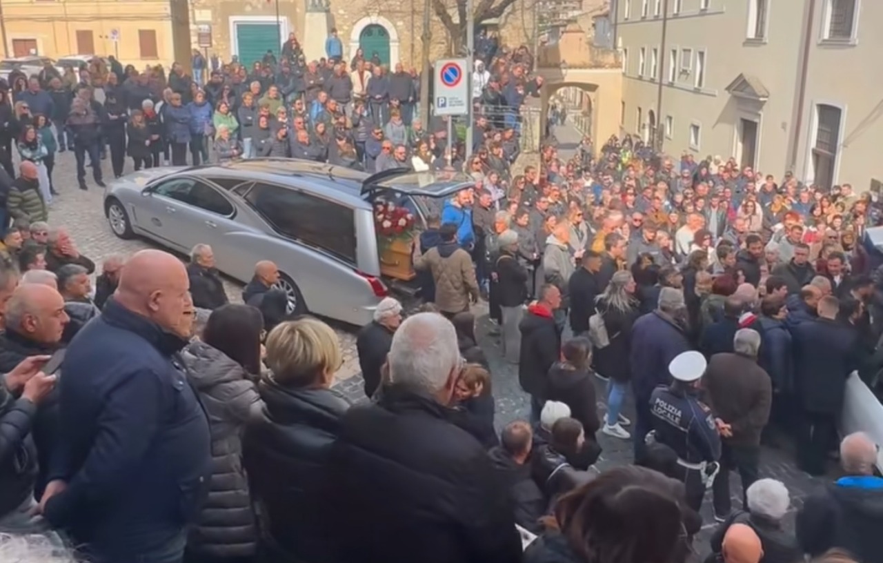 La tragedia sull’A1, in migliaia per l’ultimo saluto a Mauro, Emiliano e Valentino