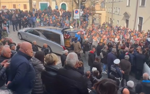 La tragedia sull’A1, in migliaia per l’ultimo saluto a Mauro, Emiliano e Valentino