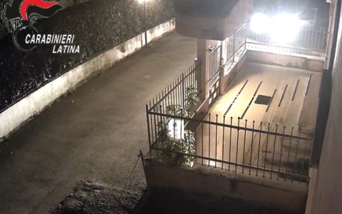 Lancia una bottiglia molotov e incendia un’abitazione, arrestato un ex pugile di 38 anni