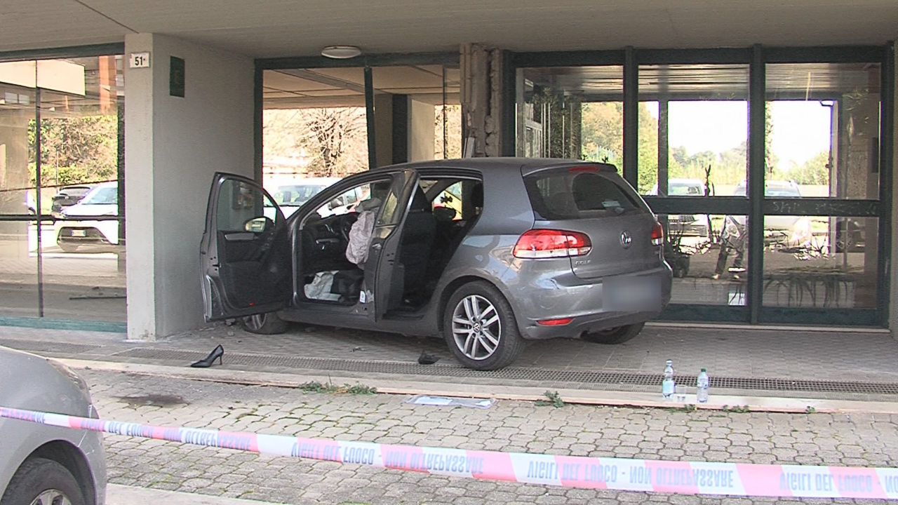 Auto finisce contro l’androne di una palazzo dopo lo scontro