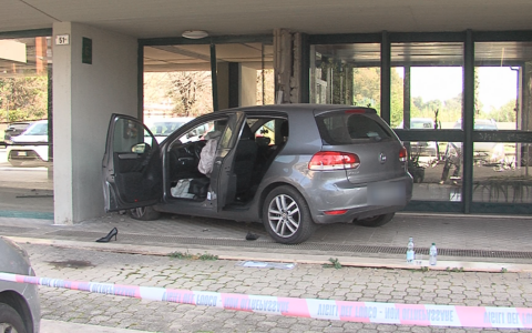 Auto finisce contro l’androne di una palazzo dopo lo scontro