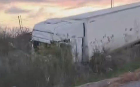 Camion fuori strada, traffico deviato su una sola corsia verso Roma