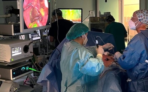 Al ‘S. Scolastica’ primo intervento con una colonna laparoscopica con schermo 4K