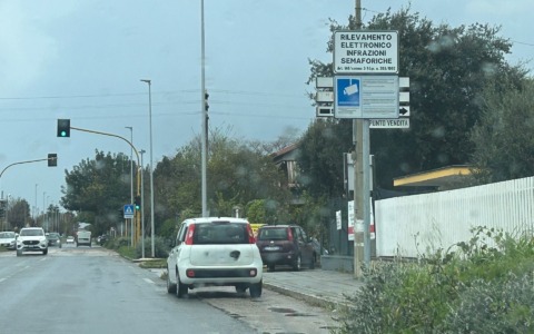 Semaforo via Provinciale per Latina-via Enrico Toti, sicurezza stradale unica priorità