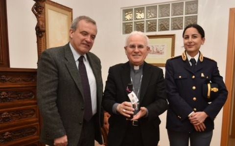 Il Questore consegna al Vescovo l’Olio del giardino della memoria di Capaci