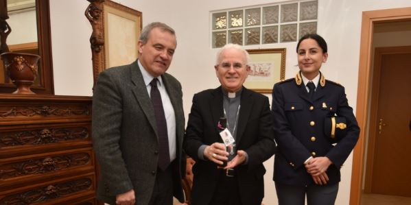 Il Questore consegna al Vescovo l’Olio del giardino della memoria di Capaci