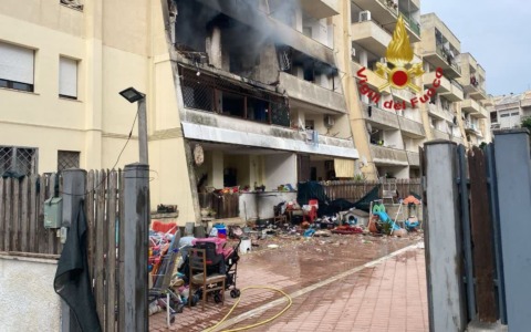 Palazzina evacuata per l’incendio, 32 residenti alloggiati in hotel e  Palazzetto dello sport