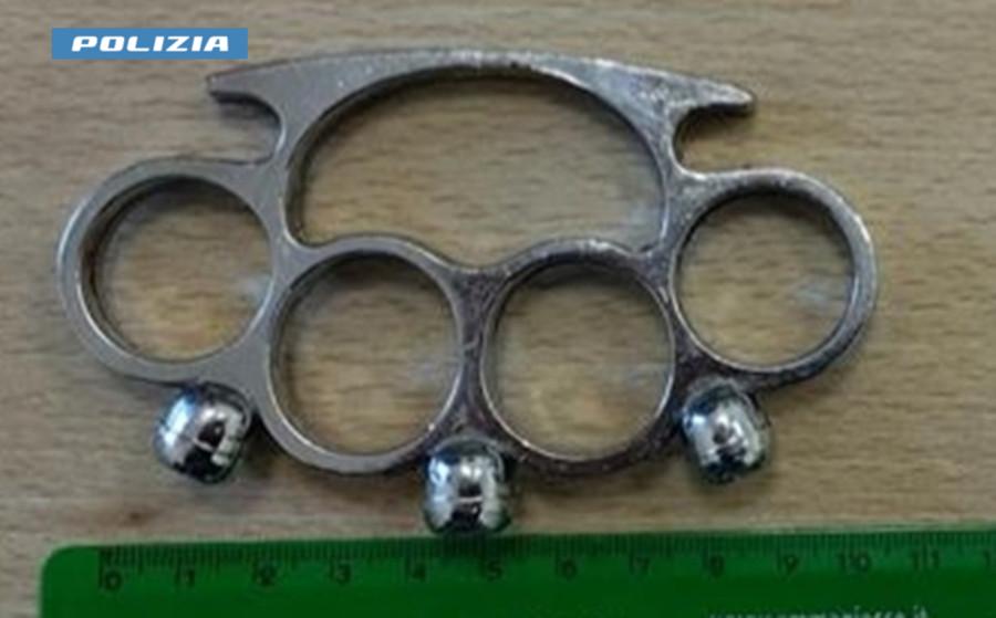 Trovato con un tirapugni, giovane denunciato dalla Polizia