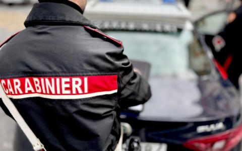 Rumori sotto casa, scende in strada e stacca il dito a morsi a un uomo