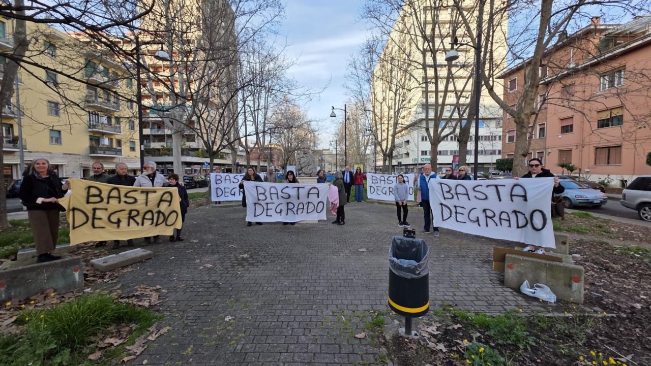 Via Don Morosini, identificate e allontanate le persone senza fissa dimora. Nel pomeriggio la protesta dei residenti. LE INTERVISTE