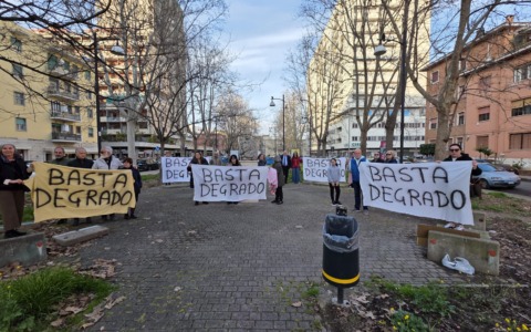 Via Don Morosini, identificate e allontanate le persone senza fissa dimora. Nel pomeriggio la protesta dei residenti. LE INTERVISTE