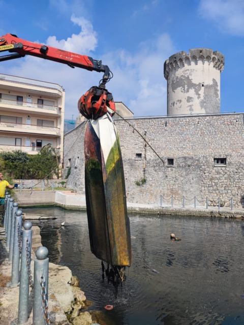Rimossi i relitti nella darsena della Torre di Mola, intervento per la tutela del mare