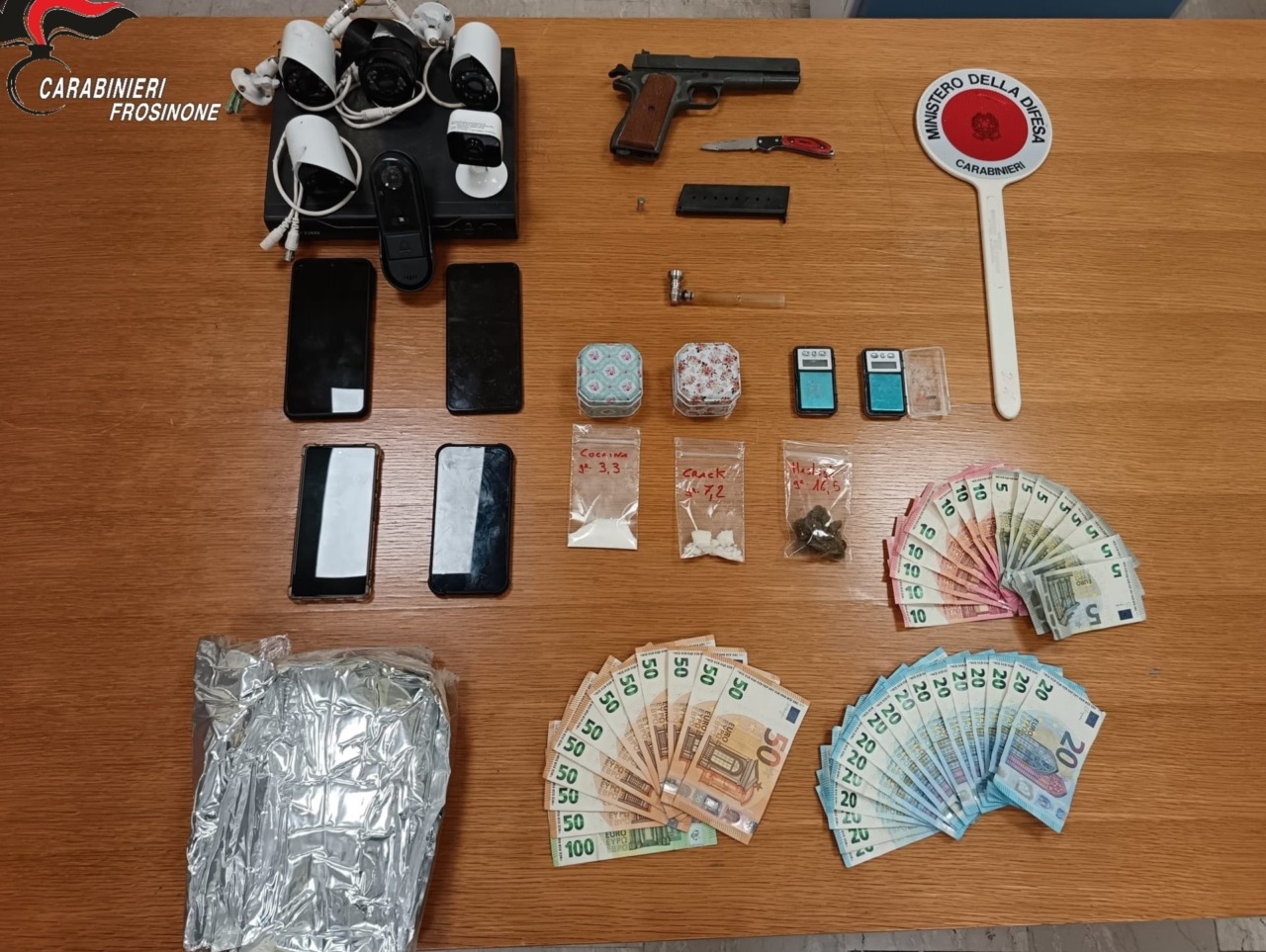 Spaccio nella casa protetta da videocamere e grossi cani da guardia