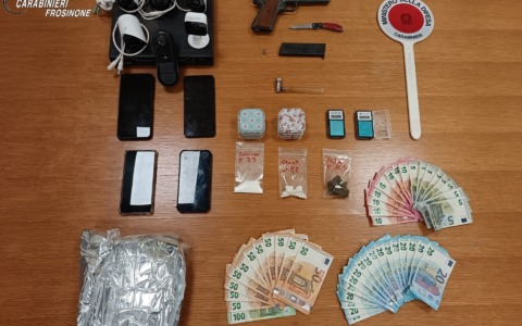 Spaccio nella casa protetta da videocamere e grossi cani da guardia