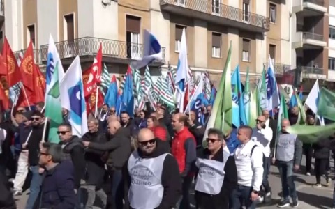 Stellantis, i sindacati chiedono un tavolo urgente con la Regione in prefettura