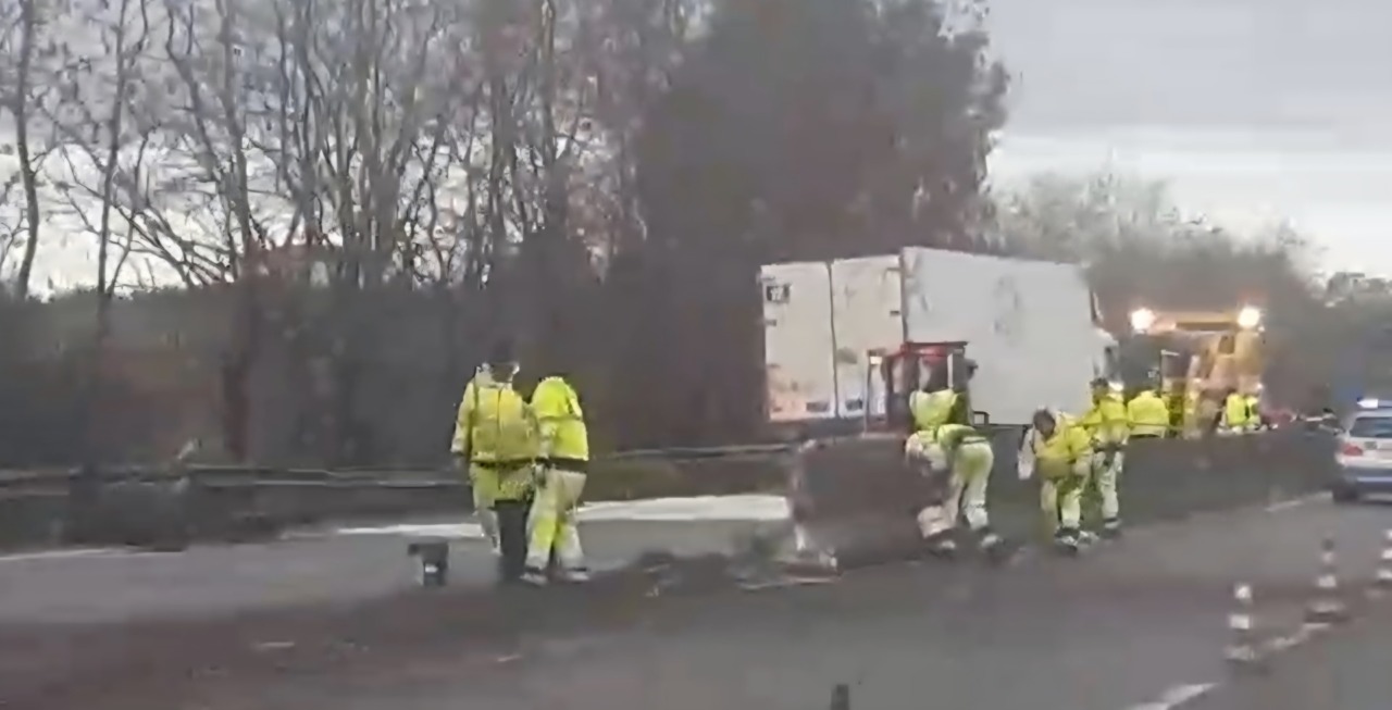 Camion sfonda il guardrail e si scontra con un’auto, due morti
