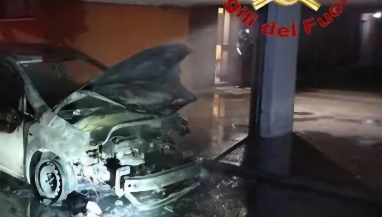 Auto in fiamme alle “Arlecchino”, nuovo atto intimidatorio: “Un avvertimento ai residenti”