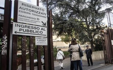 Violenza sessuale su minore e pedopornografia, chiesti 16 anni per la caposala del Goretti e il complice