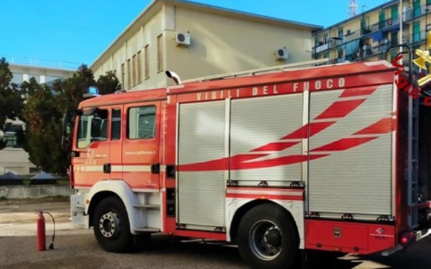 Studentessa si barrica nel bagno della scuola, scatta piano anti suicidio. Lunedì la morte del 17enne