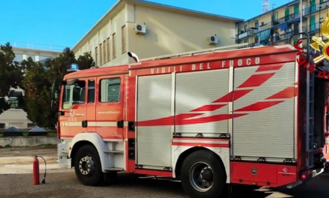Auto in fiamme nella notte in via Roma