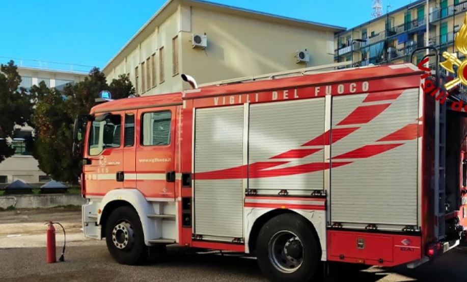 Studentessa si barrica nel bagno della scuola, scatta piano anti suicidio. Lunedì la morte del 17enne