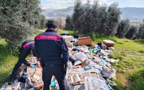 Rifiuti speciali abbandonati in un terreno, due persone denunciate