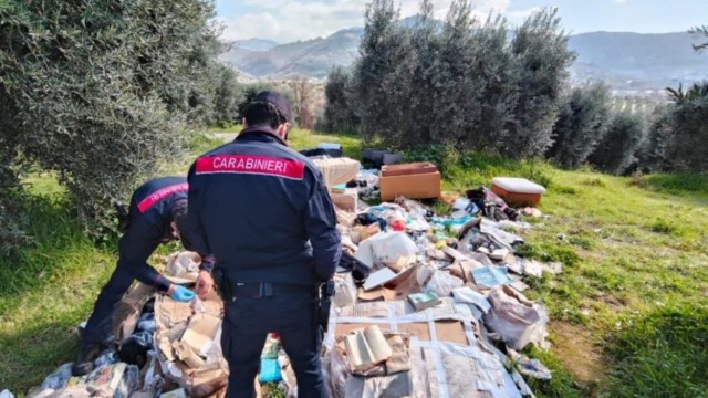 Rifiuti speciali abbandonati in un terreno, due persone denunciate