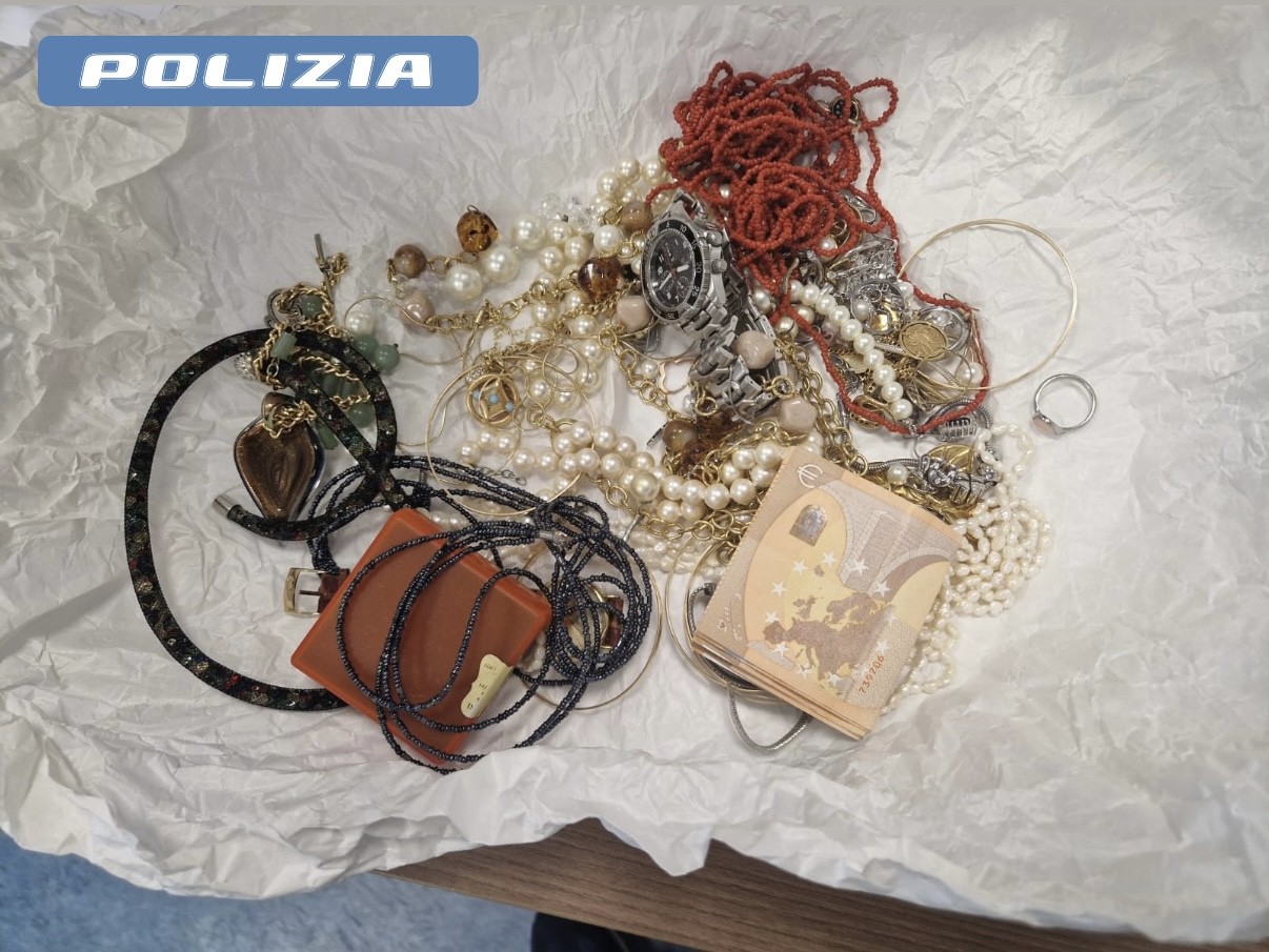 Truffe agli anziani, arrestati due giovani con soldi e gioielli in auto
