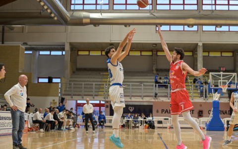 La Benacquista Latina batte Costa Imola e resta al comando (73 a 63)