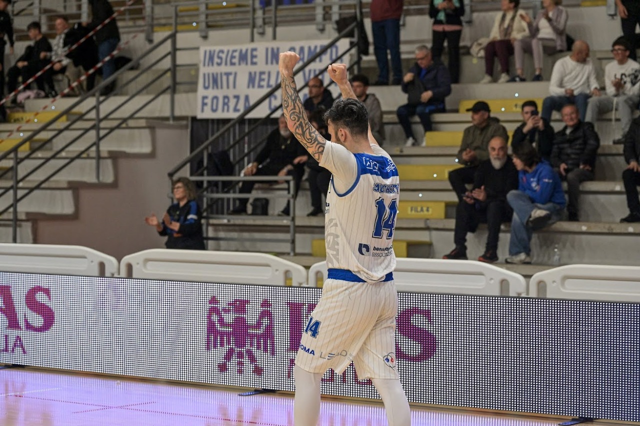 Benacquista Latina, vittoria e primato. Battuta Chiusi 84 a 81