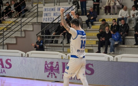 Benacquista Latina, vittoria e primato. Battuta Chiusi 84 a 81