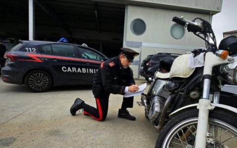 Moto rubata senza patente, denunciato 53enne