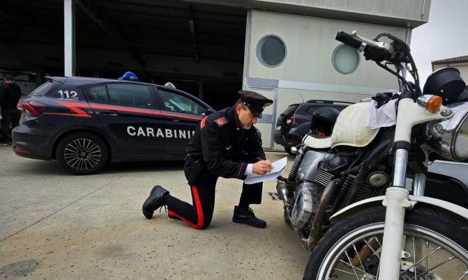 Moto rubata senza patente, denunciato 53enne