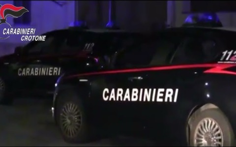 Associazione mafiosa ed estorsione, operazione dei Carabinieri nel crotonese. Arresti anche a Cassino