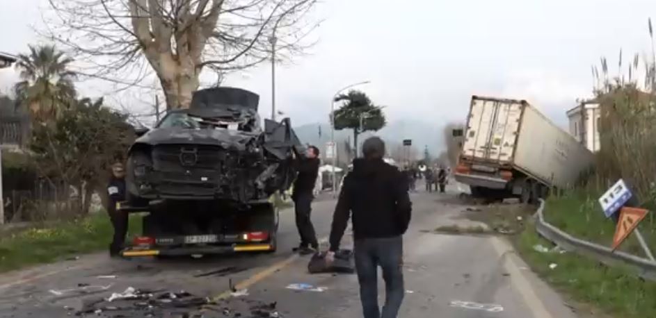 Scontro tra auto e tir sull’Appia, grave un giovane. LE IMMAGINI