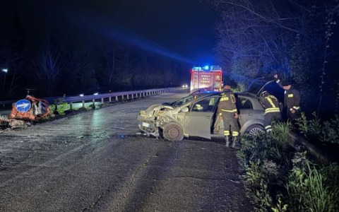 Finisce con l’auto contro lo spartitraffico, ferita gravemente una donna