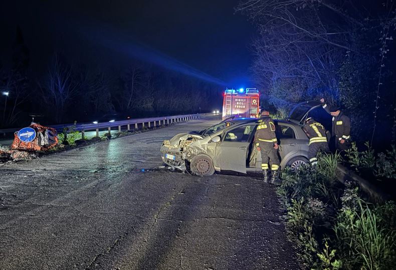 Finisce con l’auto contro lo spartitraffico, ferita gravemente una donna