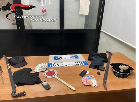 Tentano il colpo a scuola, bloccati da Carabinieri e Polizia