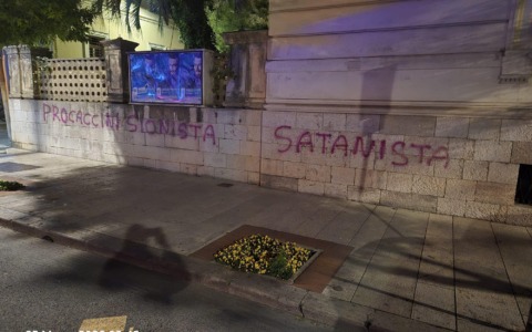 Scritte contro l’Europarlamentare Nicola Procaccini