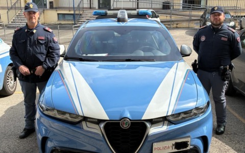 Giovane studentessa tenta di buttarsi dal secondo piano, salvata dalla polizia