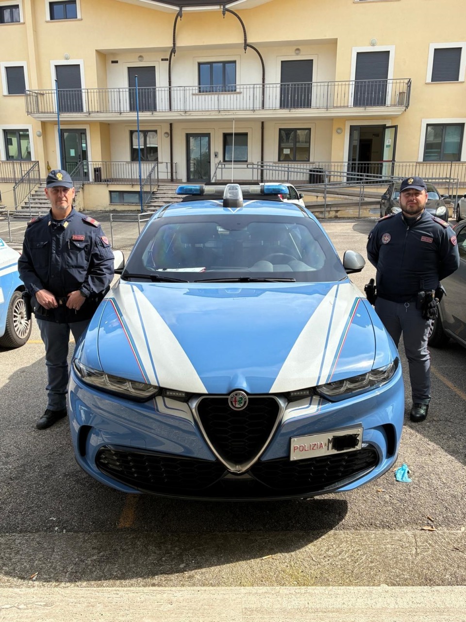 Giovane studentessa tenta di buttarsi dal secondo piano, salvata dalla polizia