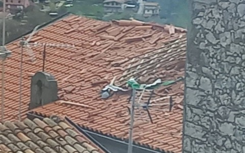 Maltempo, alberi caduti e scuole chiuse. Venti oltre 244 km/h a Campocatino