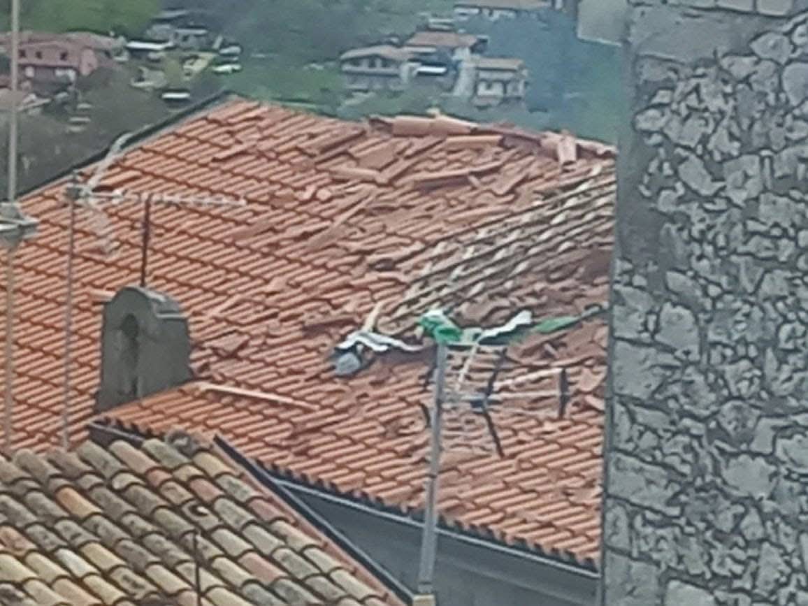 Maltempo, alberi caduti e scuole chiuse. Venti oltre 244 km/h a Campocatino. FOTO E VIDEO