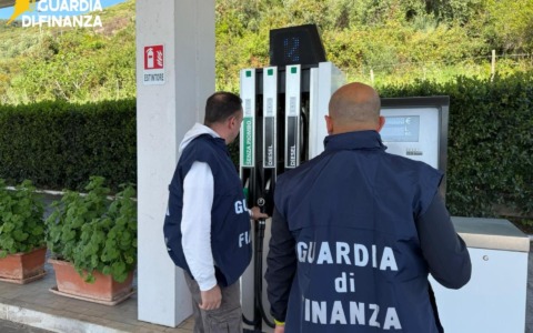Caro carburanti, stretta sui prezzi: controlli e sanzioni