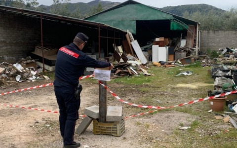 Deposito incontrollato di rifiuti, una denuncia