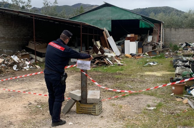 Deposito incontrollato di rifiuti, una denuncia