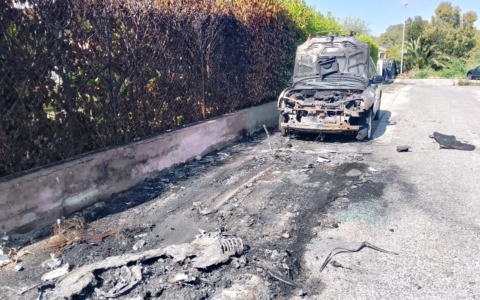 Due auto in fiamme in zona Q5, indaga la polizia. LE IMMAGINI