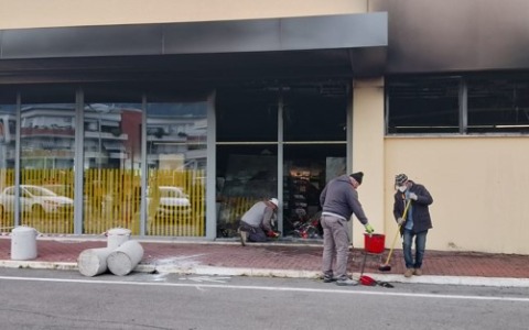 Fanno esplodere la cassa di sicurezza del supermercato, caccia alla banda